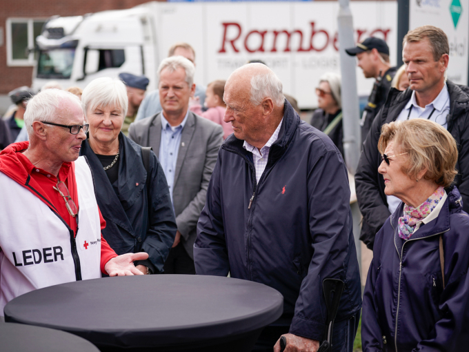 Leder Rune Skjolden i Nedre Eiker Røde Kors forteller om all den frivillige innsatsen som har vært lagt ned. Foto: Stian Lysberg Solum / NTB